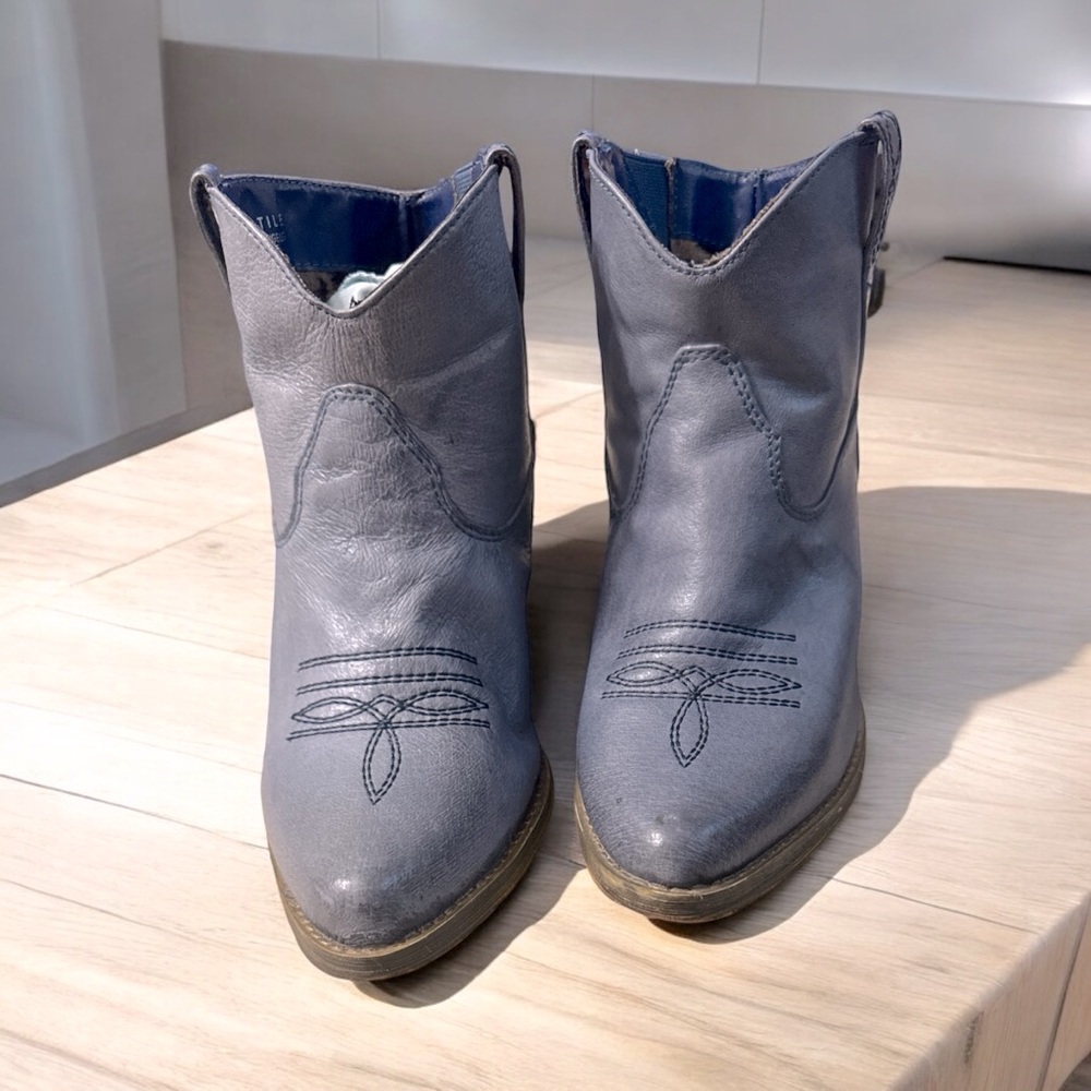 Very Volatile Los Angeles blue booties size 6.5 - Picture 3 of 10